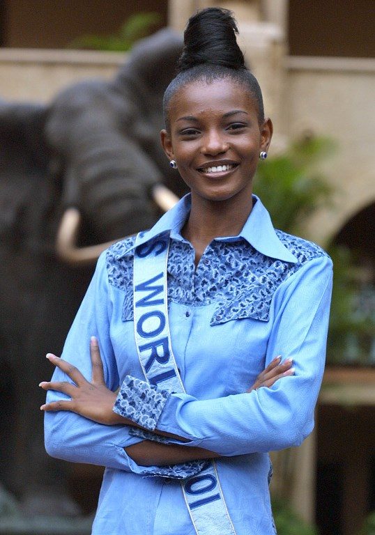 NIGERIAN BEAUTY. Miss World 2001 Agbani Darego poses for photographers on November 17 November 2001, at Sun City, South Africa. File photo by Yoav Lemmer/AFP 