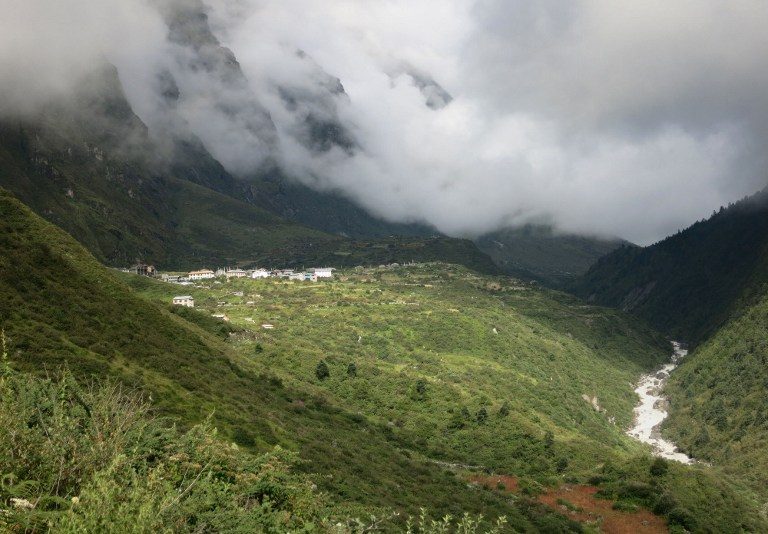 ‘Boulders size of vans’ hit Nepal trekking village after quake