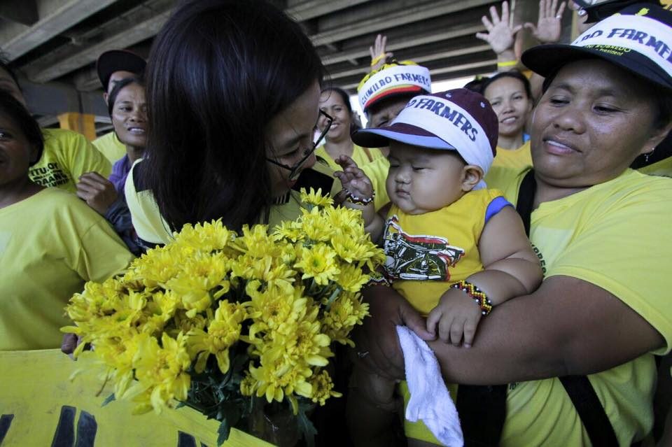 SUMILAO FOR LENI. Tricia Robredo welcomes the Sumilao farmers to Manila. Photo from Leni Robredo's Facebook page   
