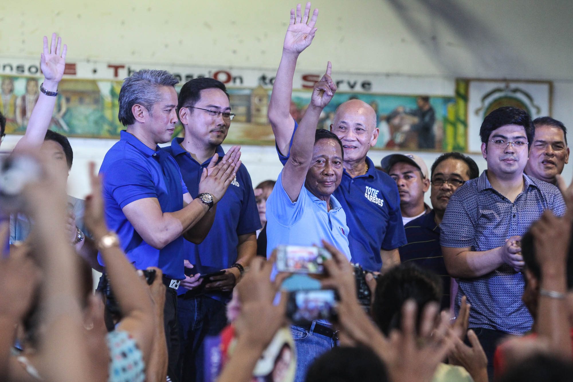 BINAY'S FRIENDS. Remulla claps as Binay flashes UNA's sign in front of Caviteños. To the left of the Vice President is Vice Governor Jolo Revilla, another ally. Lito Boras/Rappler 
