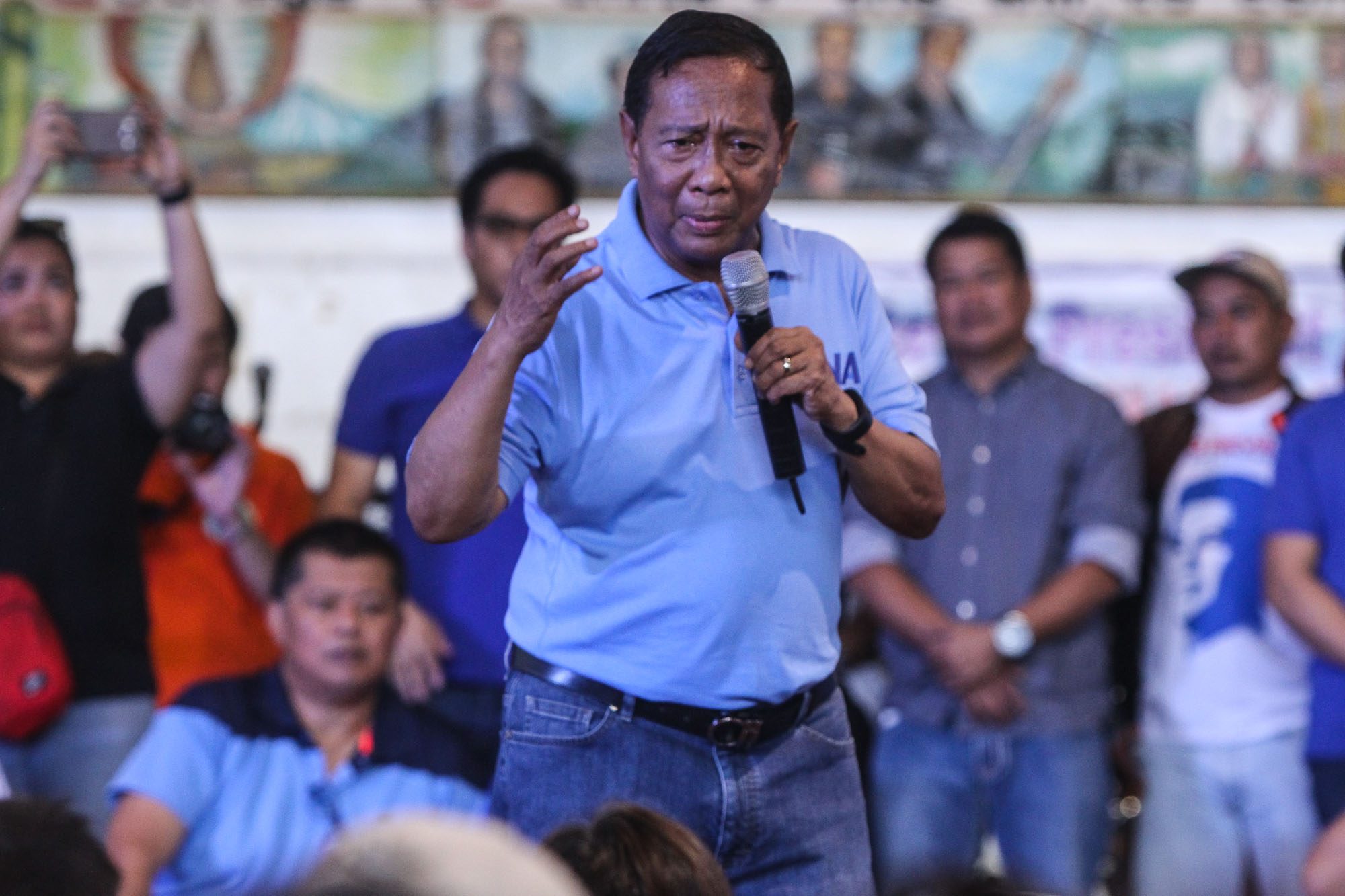 LONGTIME MAKATI MAYOR. Jejomar Binay delivers his speech during his 2016 campaign rally at the covered court of San Sebastian Recoletos de Cavite in Cavite City on Thursday morning. Photo by Lito Boras/Rappler 