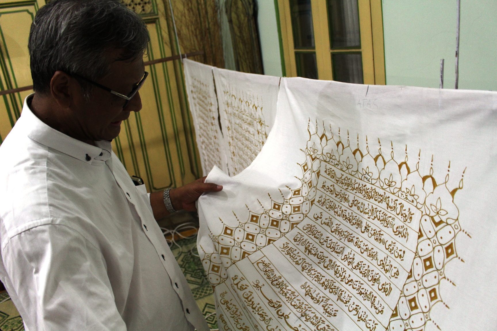 Perpaduan antara huruf Arab dan ornamen batik kawung. Foto oleh Ari Susanto/Rappler  