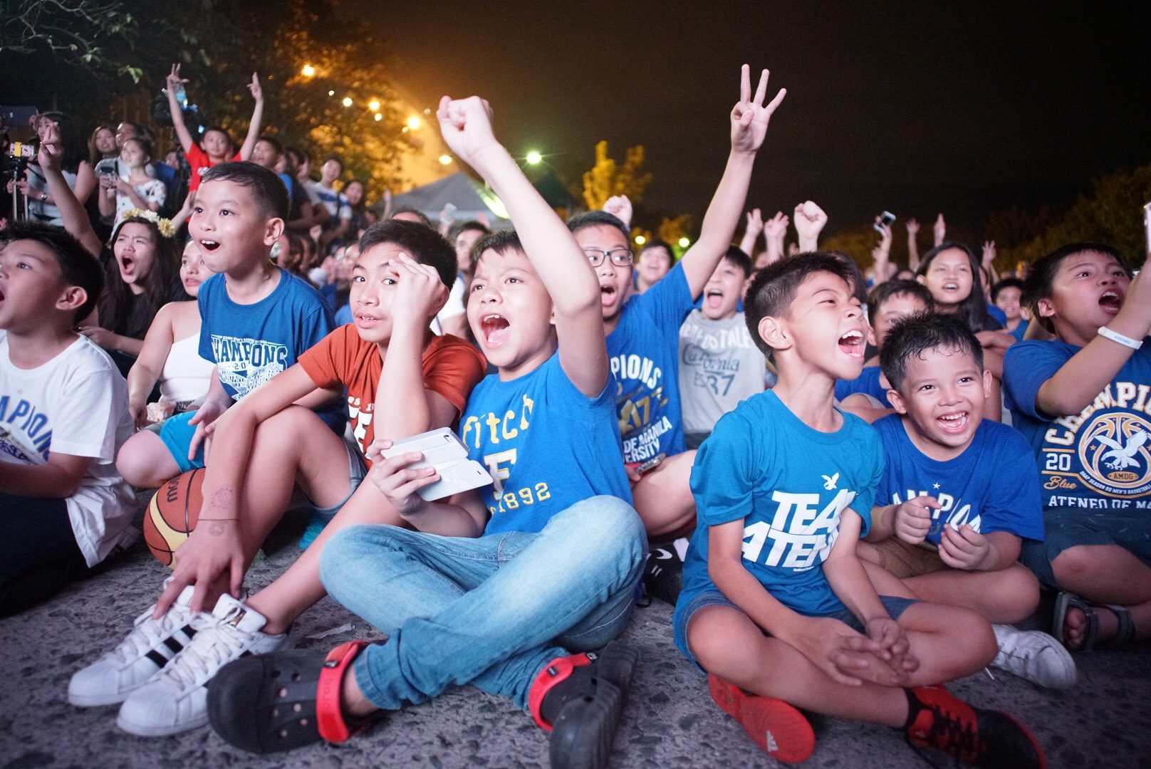 EXCITEMENT. The young Ateneo fans flock the center stage area in excitement to meet their basketball idols. Photo by Martin San Diego/Rappler 