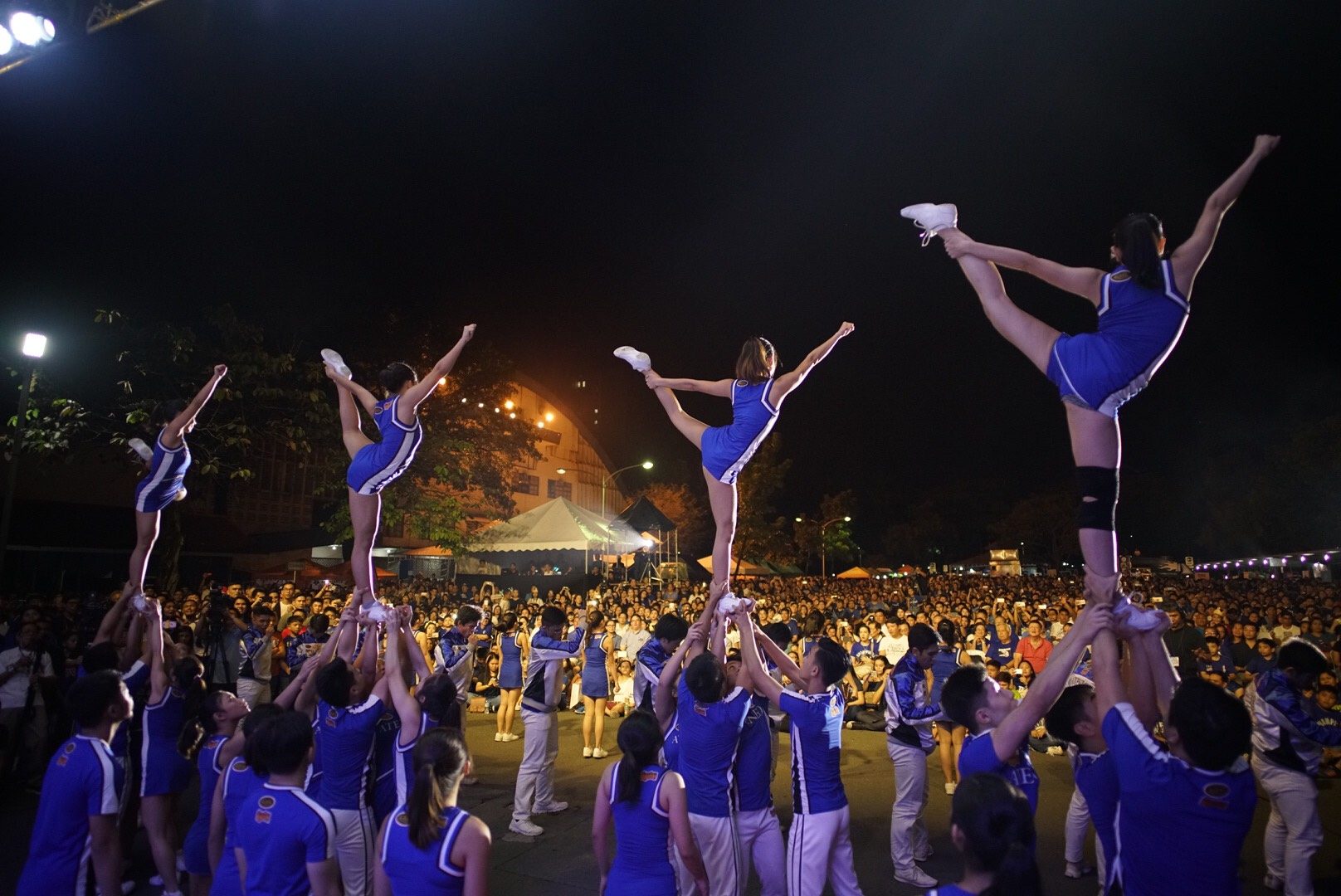 CHEERS. The Ateneo Blue Babble Battalion performs in front of the crowd. Photo by Martin San Diego/Rappler 