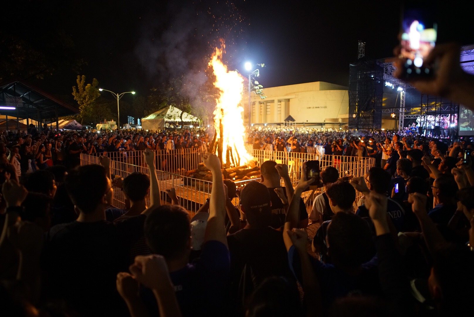 BLAZING. The Ateneo bonfire blazes for the second time this 2017. Photo by Martin San Diego/Rappler 