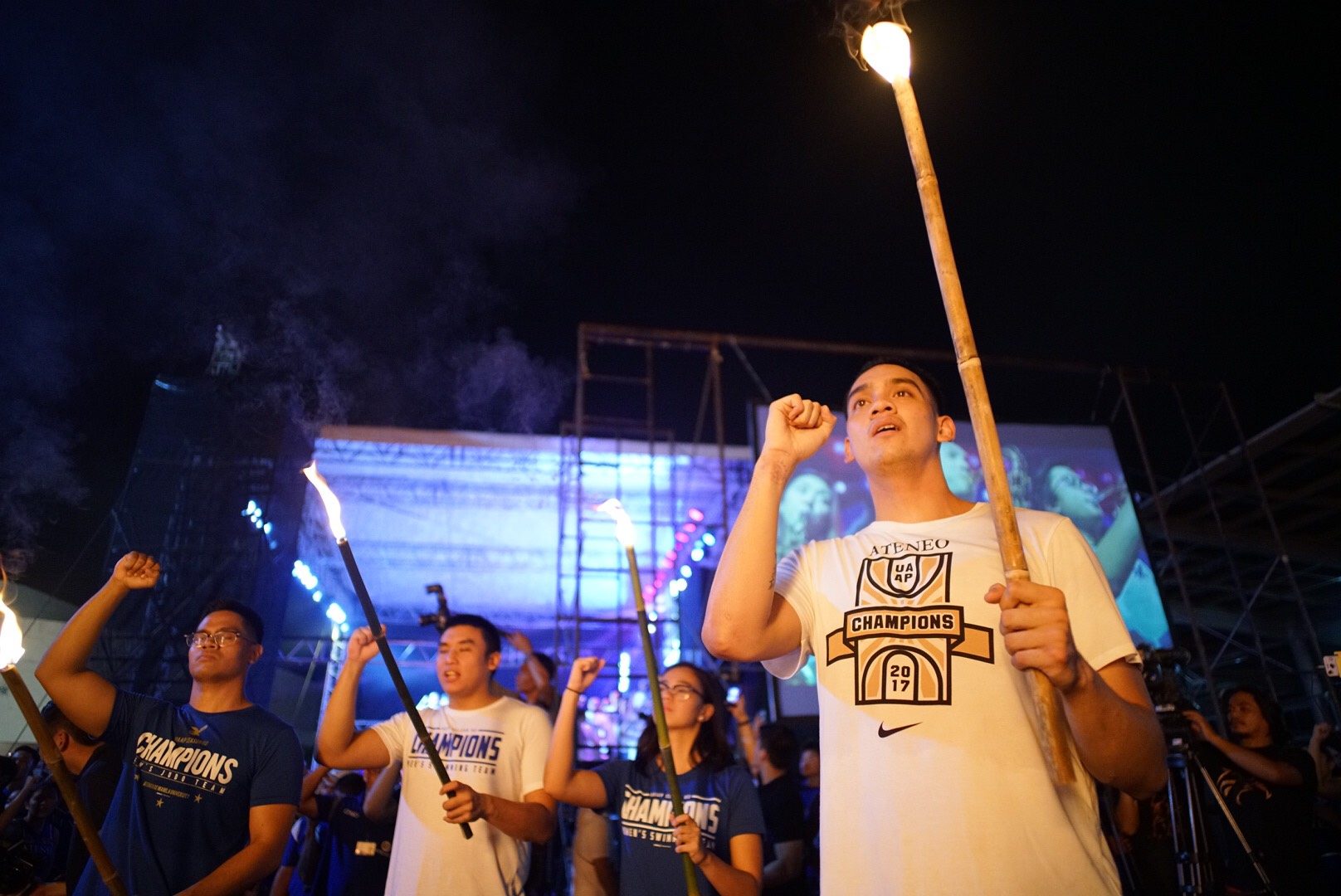 LIGHTING. Ateneo men's basketball team captain Vince Tolentino leads the lighting of the bonfire. Photo by Martin San Diego/Rappler 