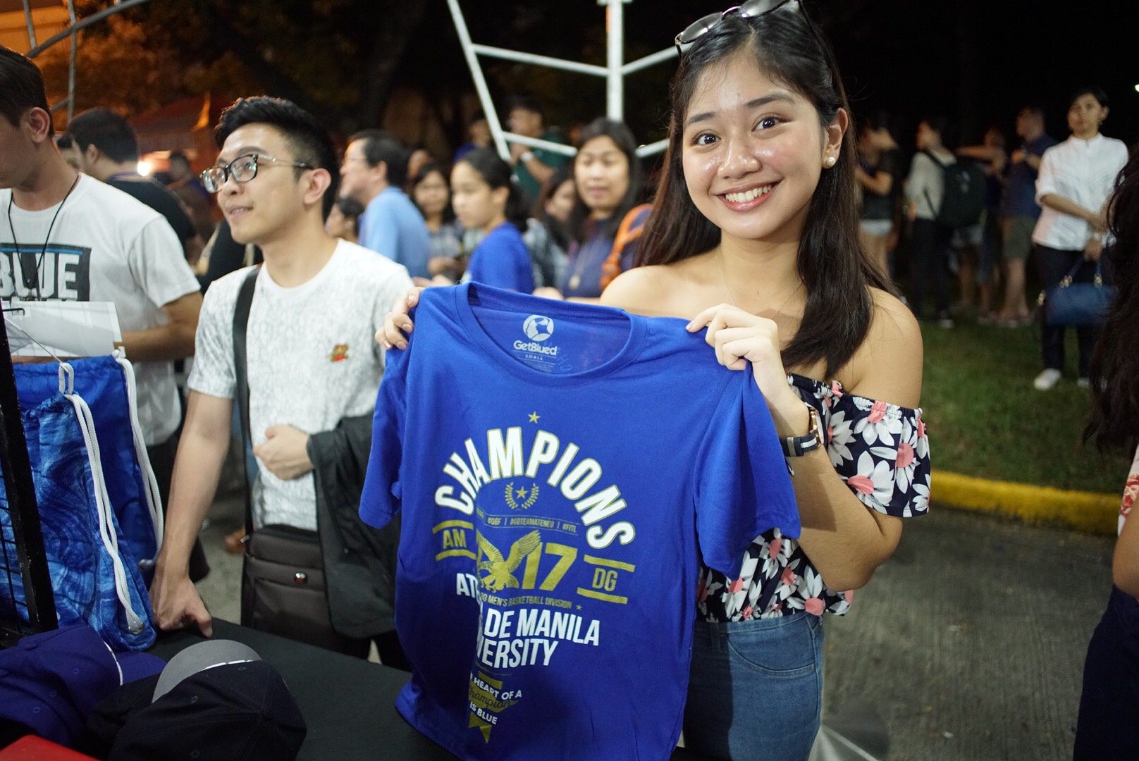 CHAMPIONSHIP SHIRT. As expected, there was a long queue for the Get Blued '2017 Champions' shirts which are selling out fast. There are just some lucky people who were able to get a hold of their size. Photo by Martin San Diego/Rappler 