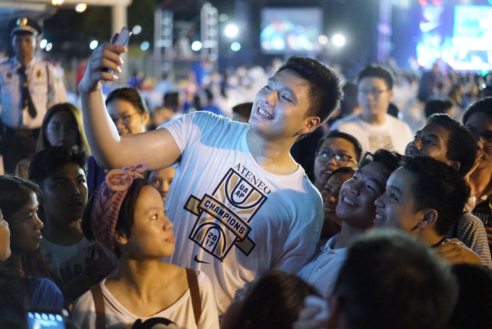 FAN FAVORITE. Isaac Go can be seen taking selfies with his fans in the middle of the sea of people as his 'clutch-ness' won the hearts of many. Photo by Martin San Diego/Rappler 