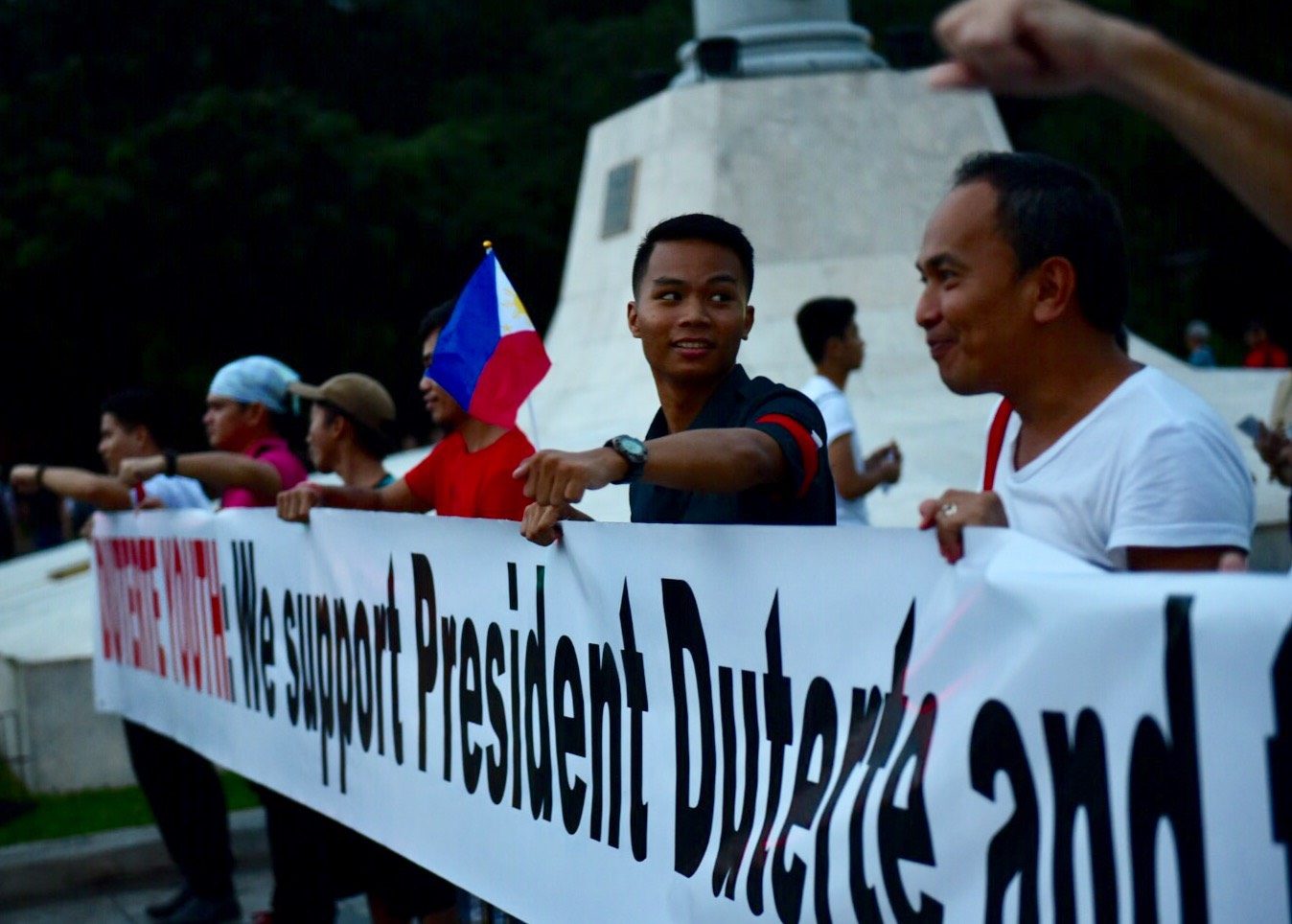 Sideshow: Group goes to Luneta to defend Duterte