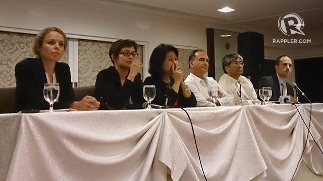 UPBEAT. PH-EITI representatives discussing the positives from their maiden report. Chris Schnabel / Rappler 