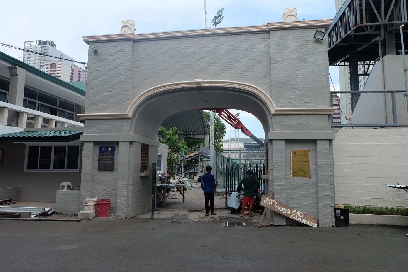WELCOME ARCH. Spectators are expected to enter the tennis courts here. Photo by Beatrice Go/Rappler  