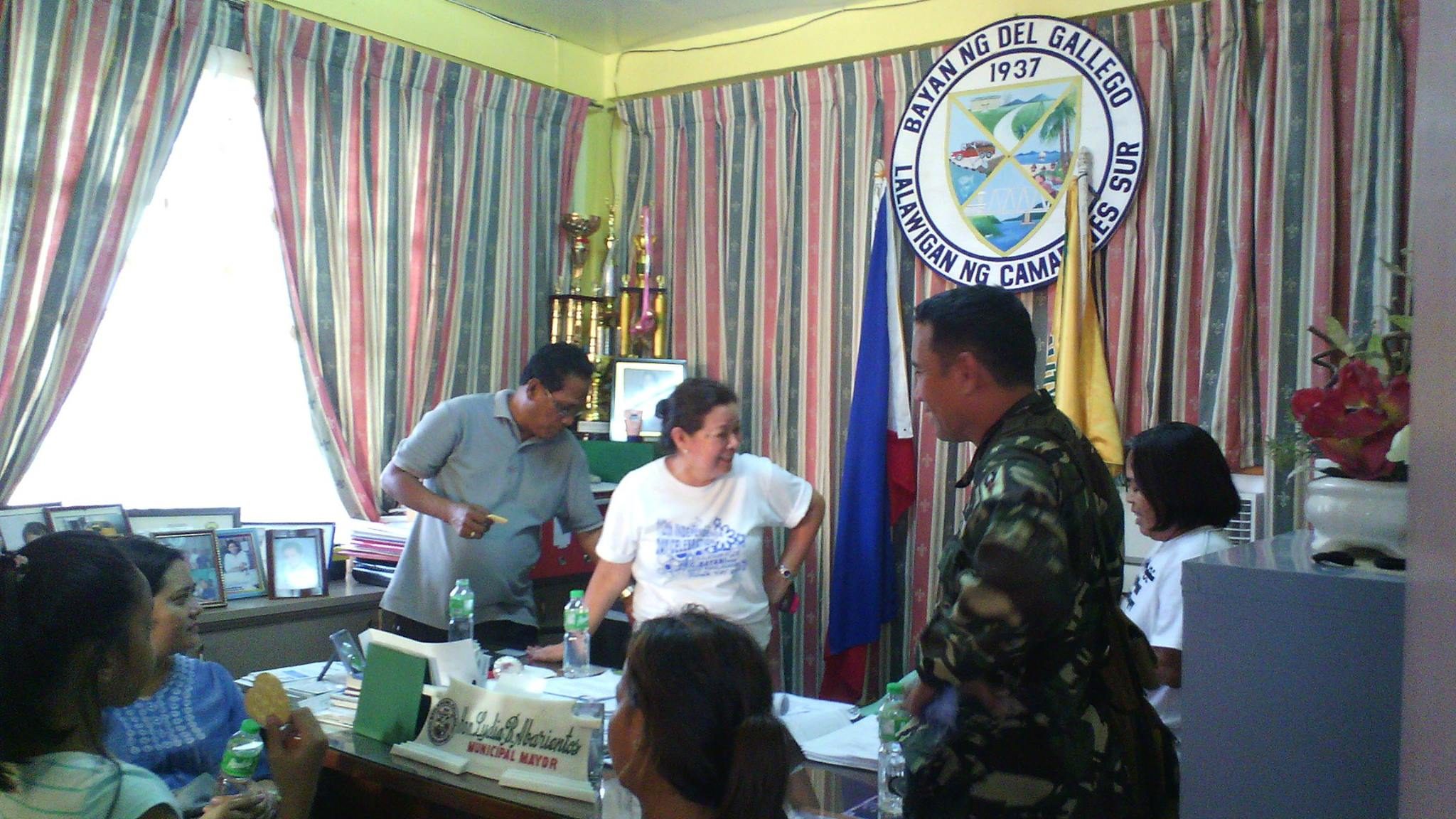 CRISIS AVERTED. Del Gallego Mayor Lydia Abarientos gets a positive update on the hostage-taking incident in her town on May 29, 2015. Photo by Reden Devilla  