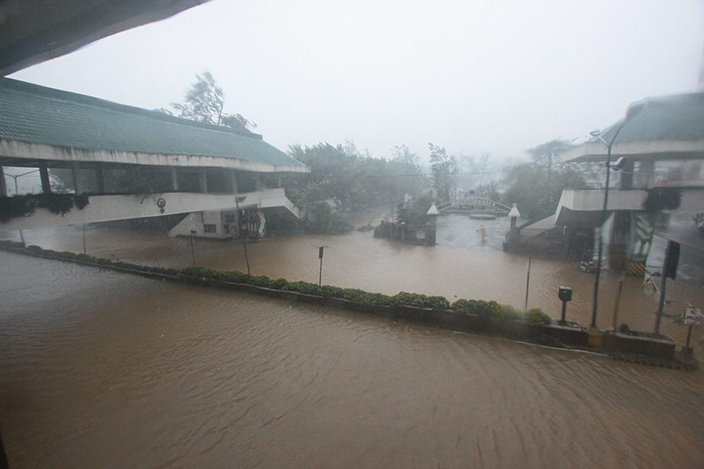 ROADS. Gutter-level flood along Baguio City roads. Photo by Kathrine Victa/Rappler  