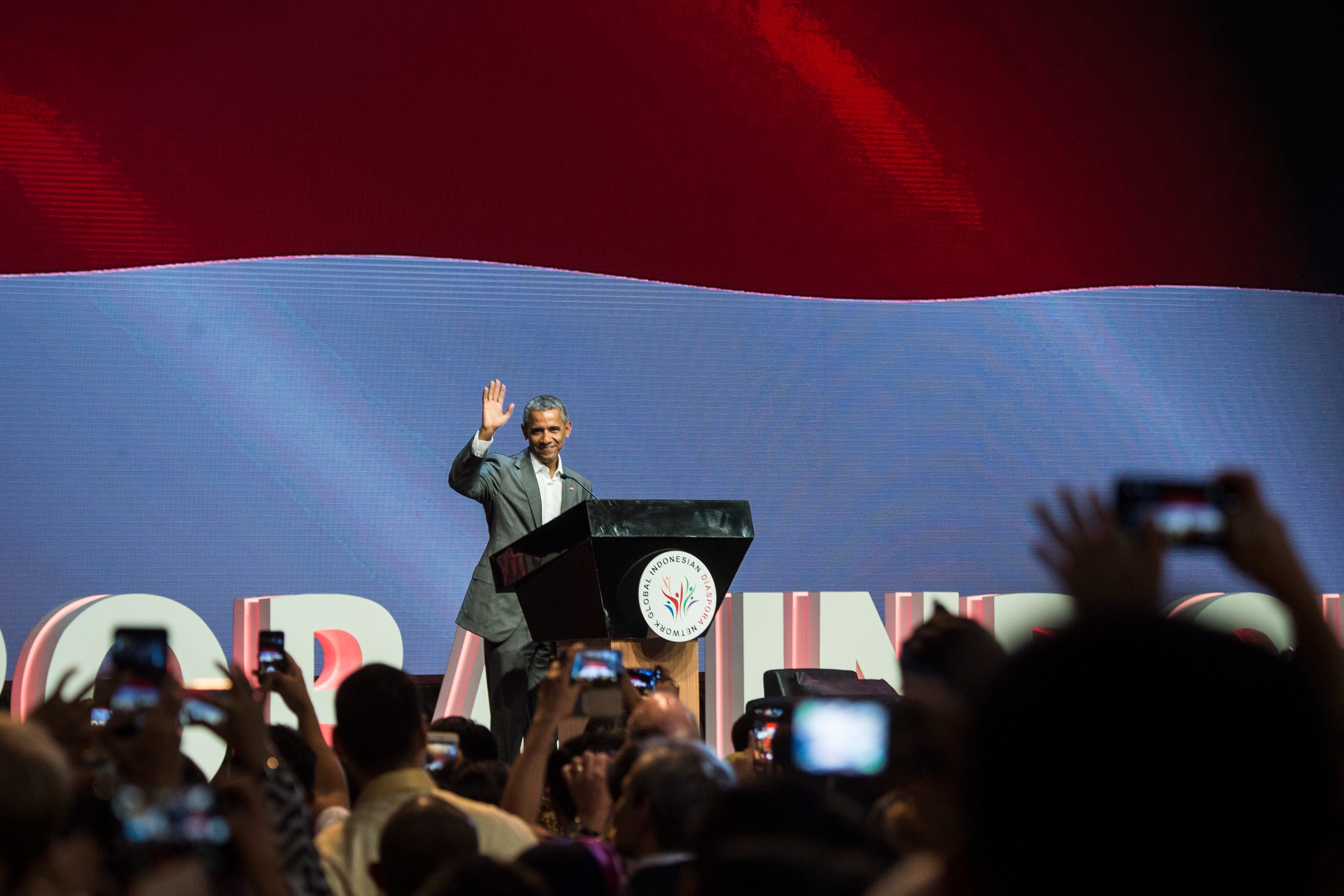 LAMBAIKAN TANGAN. Mantan Presiden Amerika Serikat Barack Obama melambaikan tangan saat akan memberi sambutan pada acara Kongres Diaspora Indonesia ke-4 di Jakarta, Sabtu, 1 Juli. Foto oleh Rosa Panggabean/ANTARA 