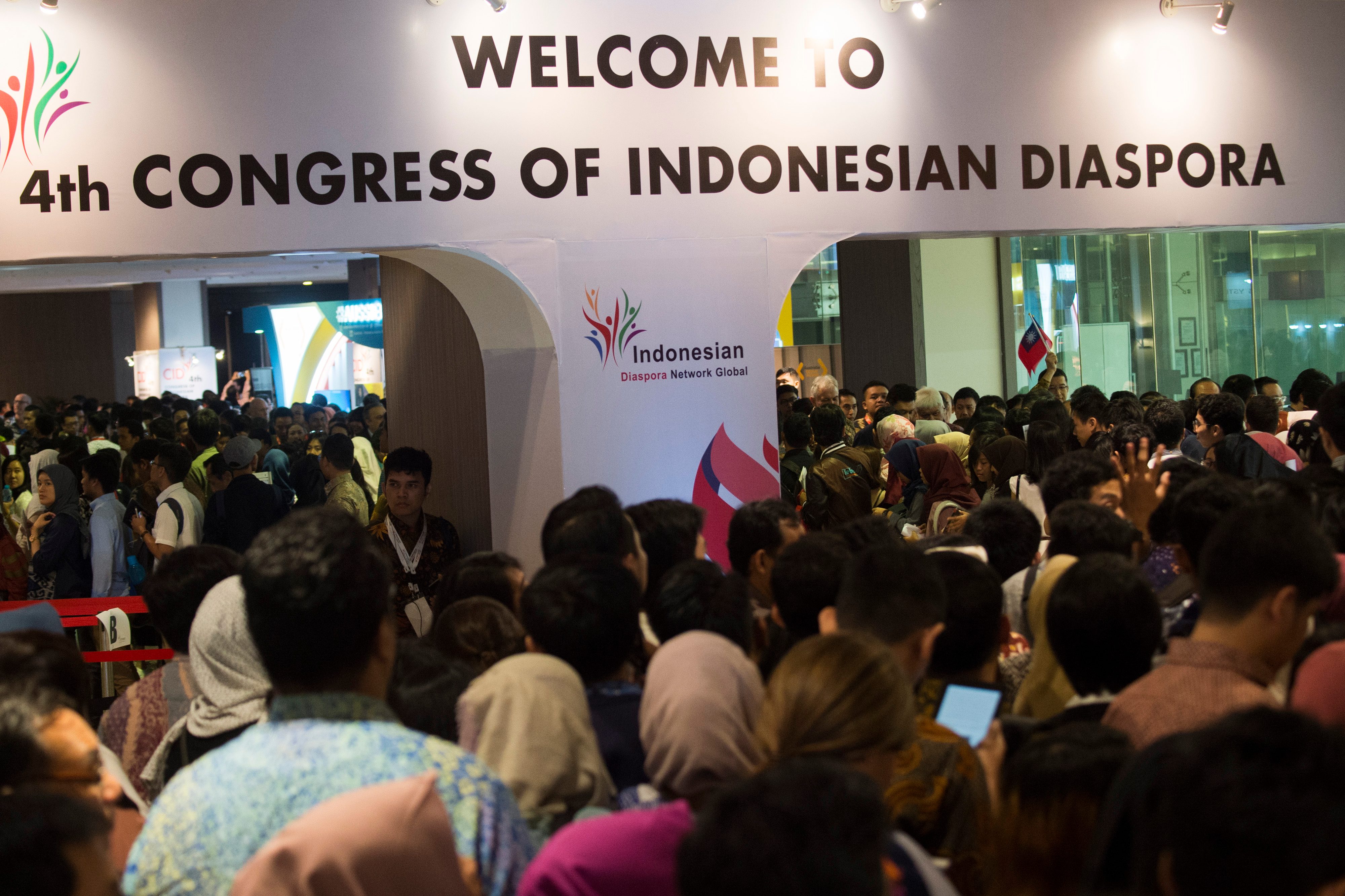 Sejumlah orang antre memasuki lokasi acara Kongres Diaspora Indonesia ke-4 di Jakarta. Foto oleh Rosa Panggabean/Antara
 