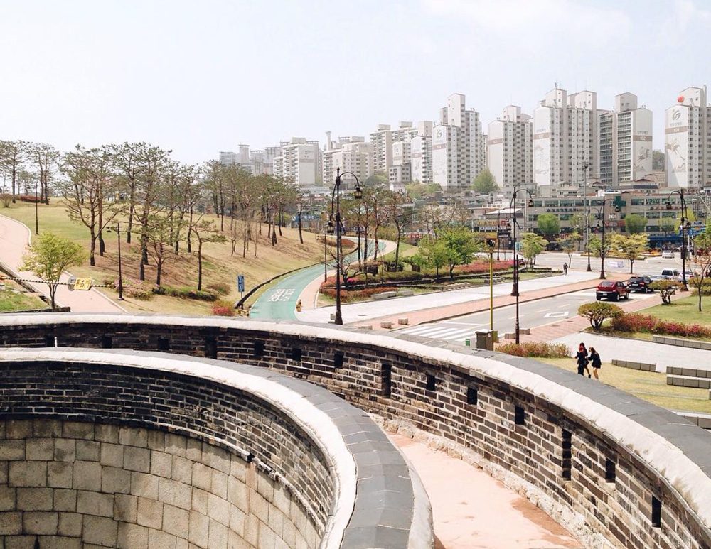 Jalan-jalan di benteng dan wisata kuliner di Kota Suwon