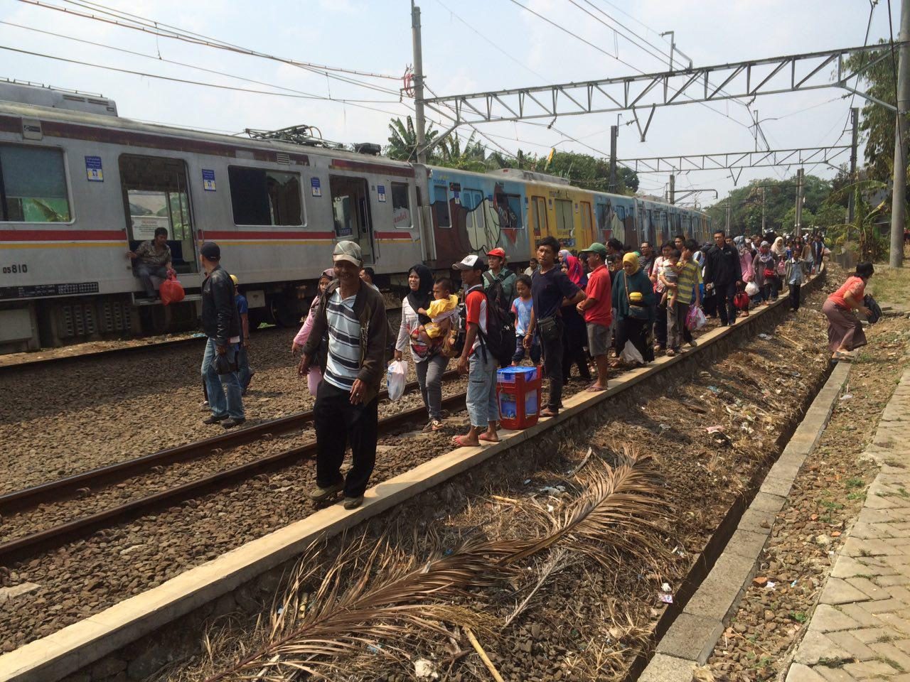 Para penumpang melompat keluar dari kereta. Foto: Arya Perdhana  