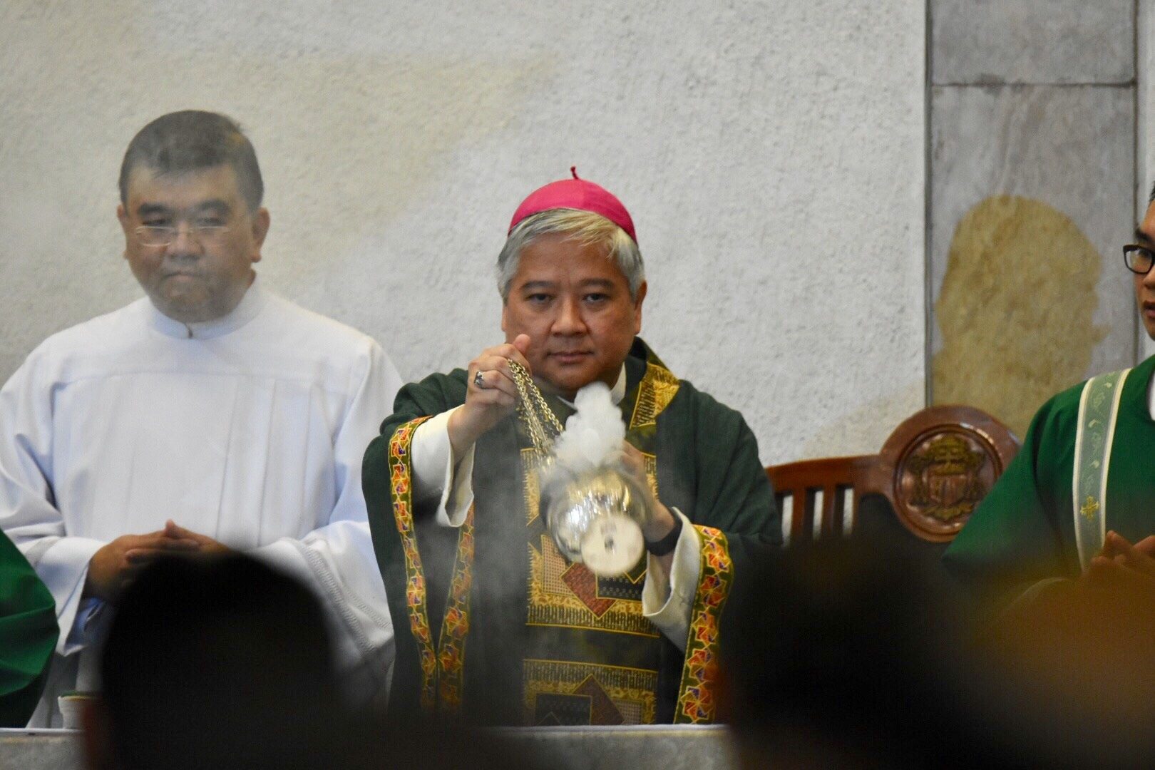 'START THE HEALING.' Archbishop Socrates Villegas presides over the Mass for 'Lord Heal Our Land' Sunday at EDSA Shrine in Quezon City on November 5, 2017. Photo by Angie de Silva/Rappler  