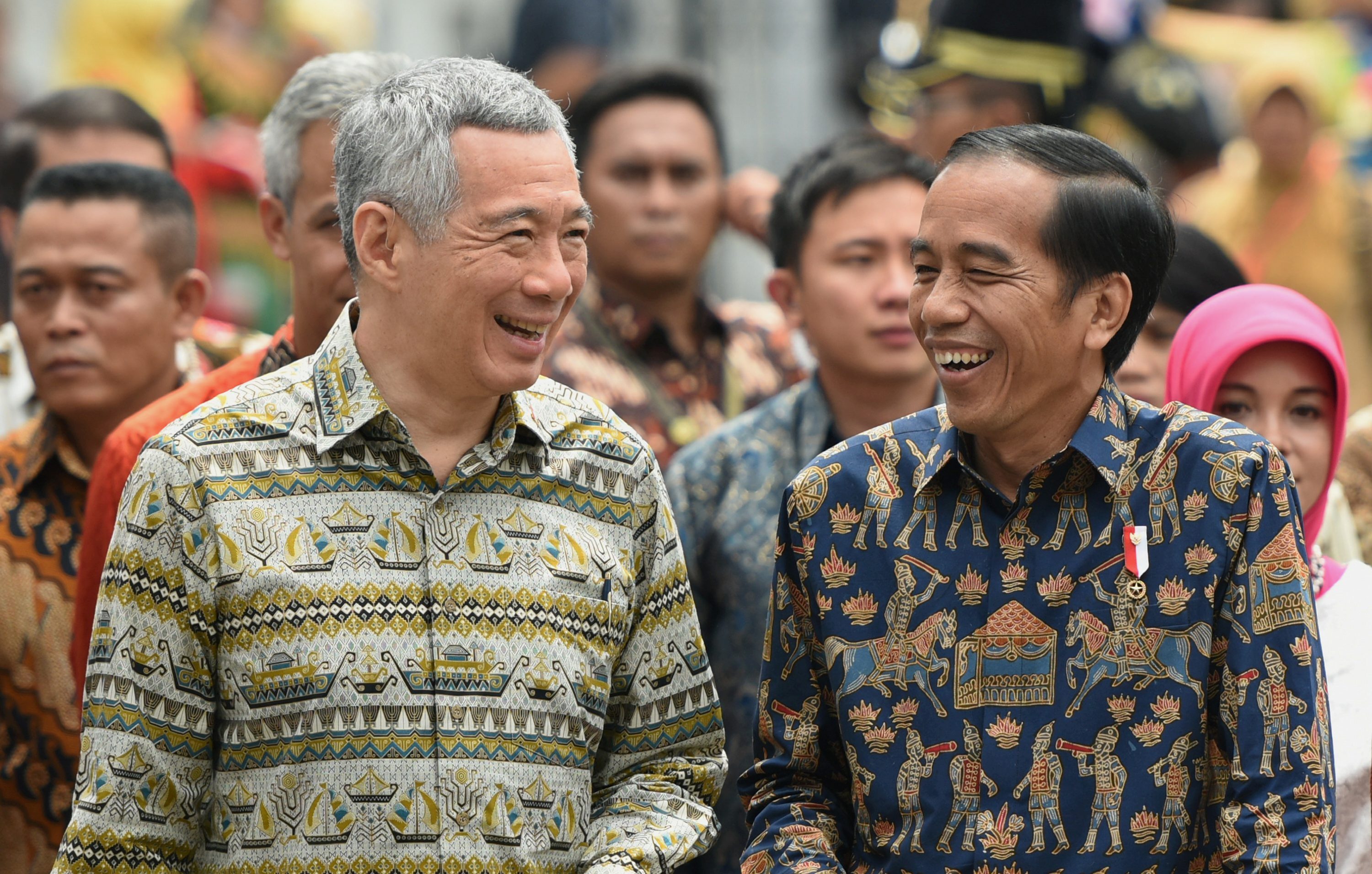 Presiden Jokowi (kanan) dan Perdana Menteri Singapura Lee Hsien Loong (kiri) berbincang usai pertemuan bilateral di Semarang, Jawa Tengah, pada 14 November 2016. Foto oleh R. Rekotomo/Antara
 