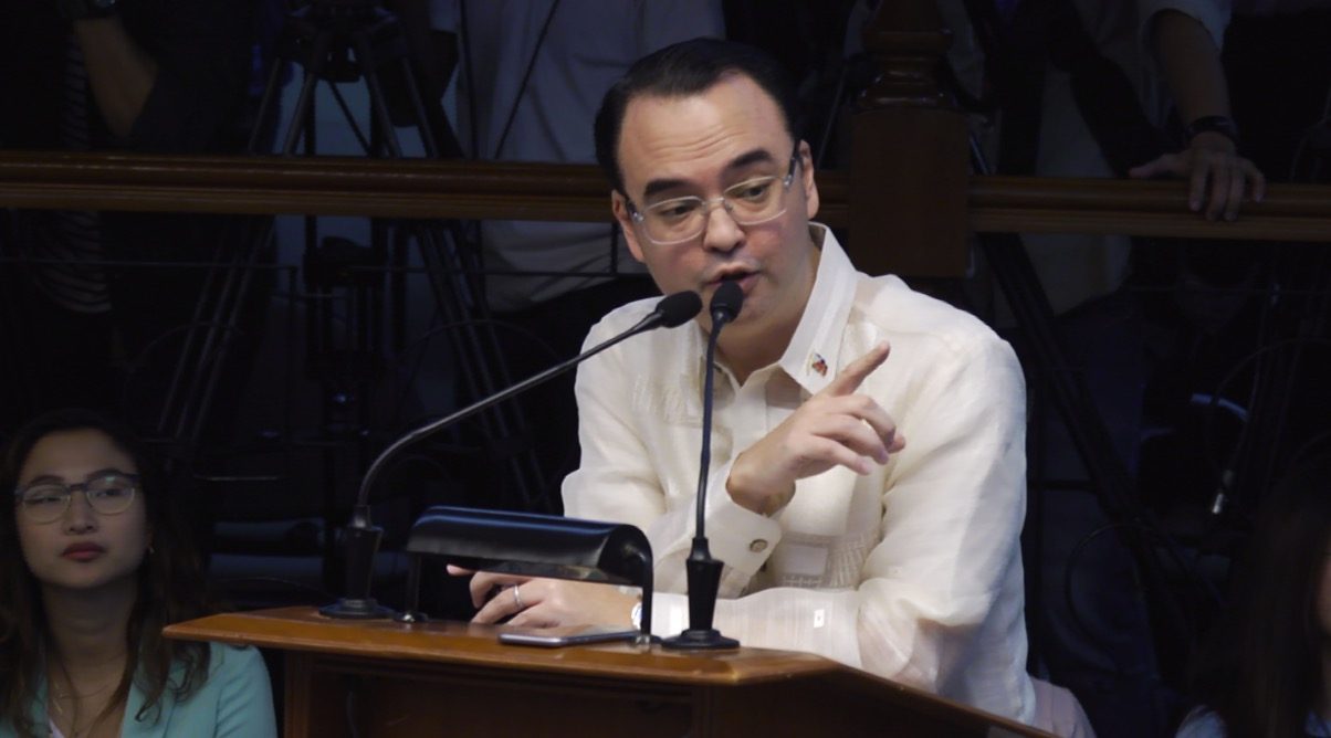 CHALLENGE. Senator Alan Peter Cayetano points out inconsistencies during the hearing of the Senate committee on justice and human rights. Rappler photo 
