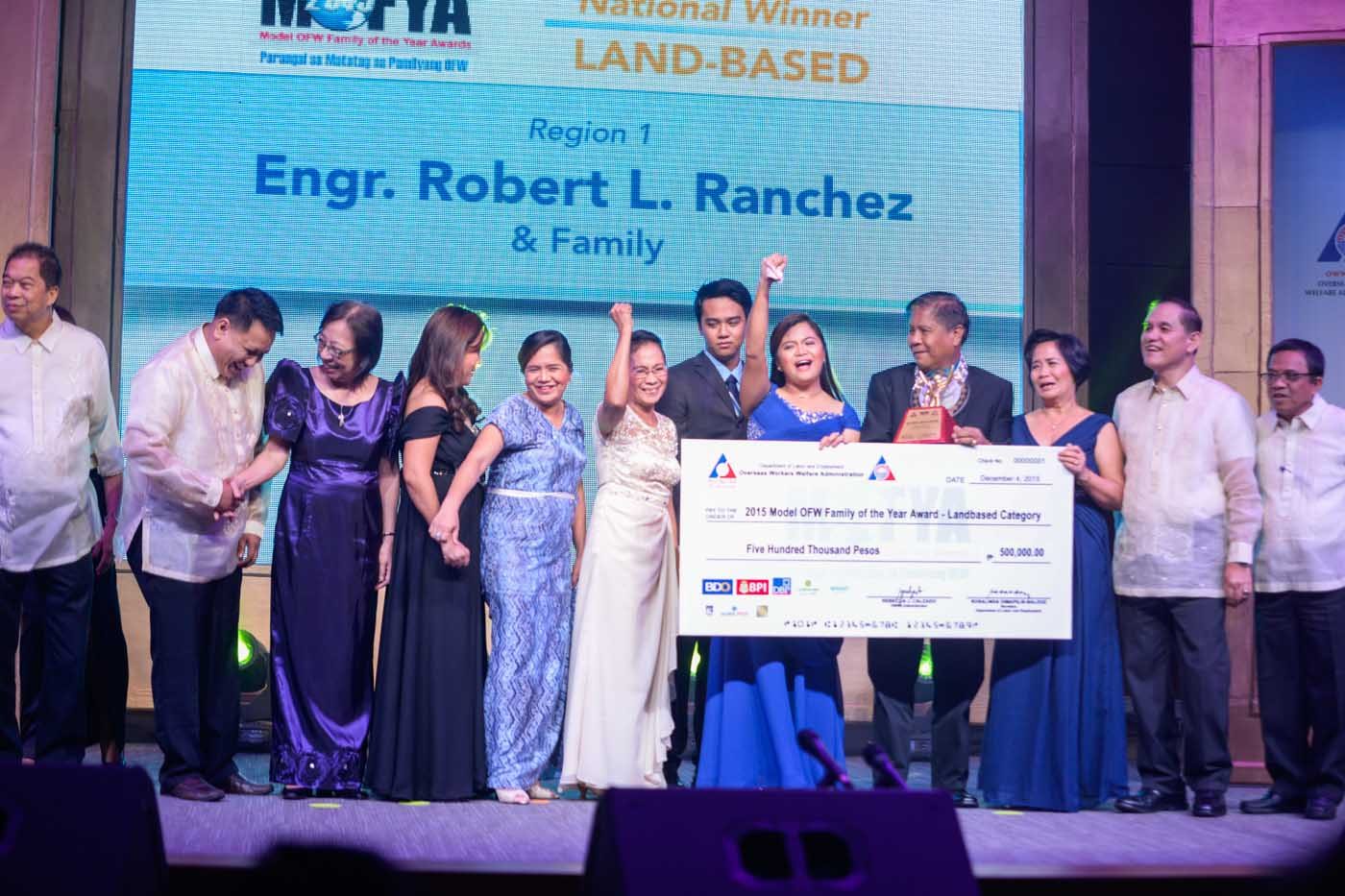 GRAND WINNERS. Engineer Robert Ranchez (4th from right) and his family receive their award on December 4, 2015. All photos by Alecs Ongcal/Rappler 