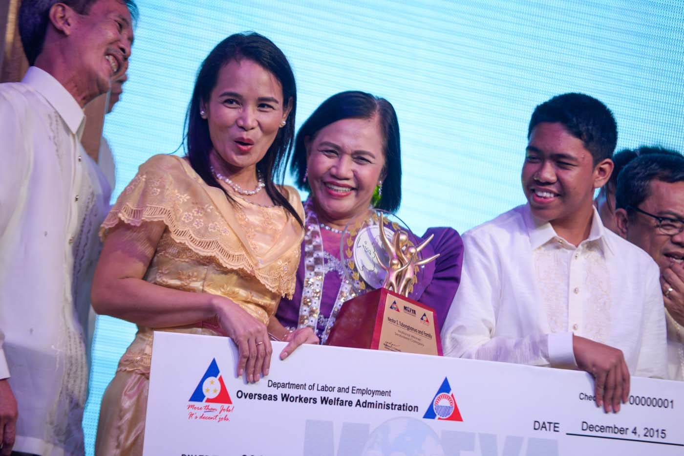 Rebecca (2nd from right) and Ralph (1st from right) Tubongbanua happily receive their national award under the sea-based OFWs category.    