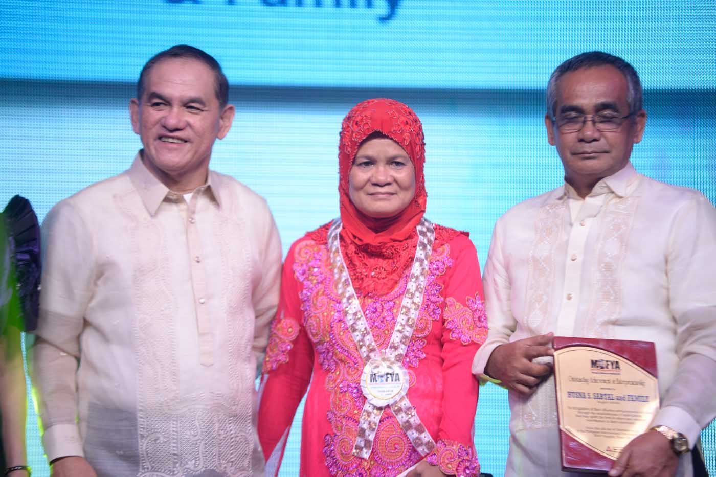 Husna Sahillu Sabtal (middle) and family receive the Outstanding Achievement in Entrepreneurship award 