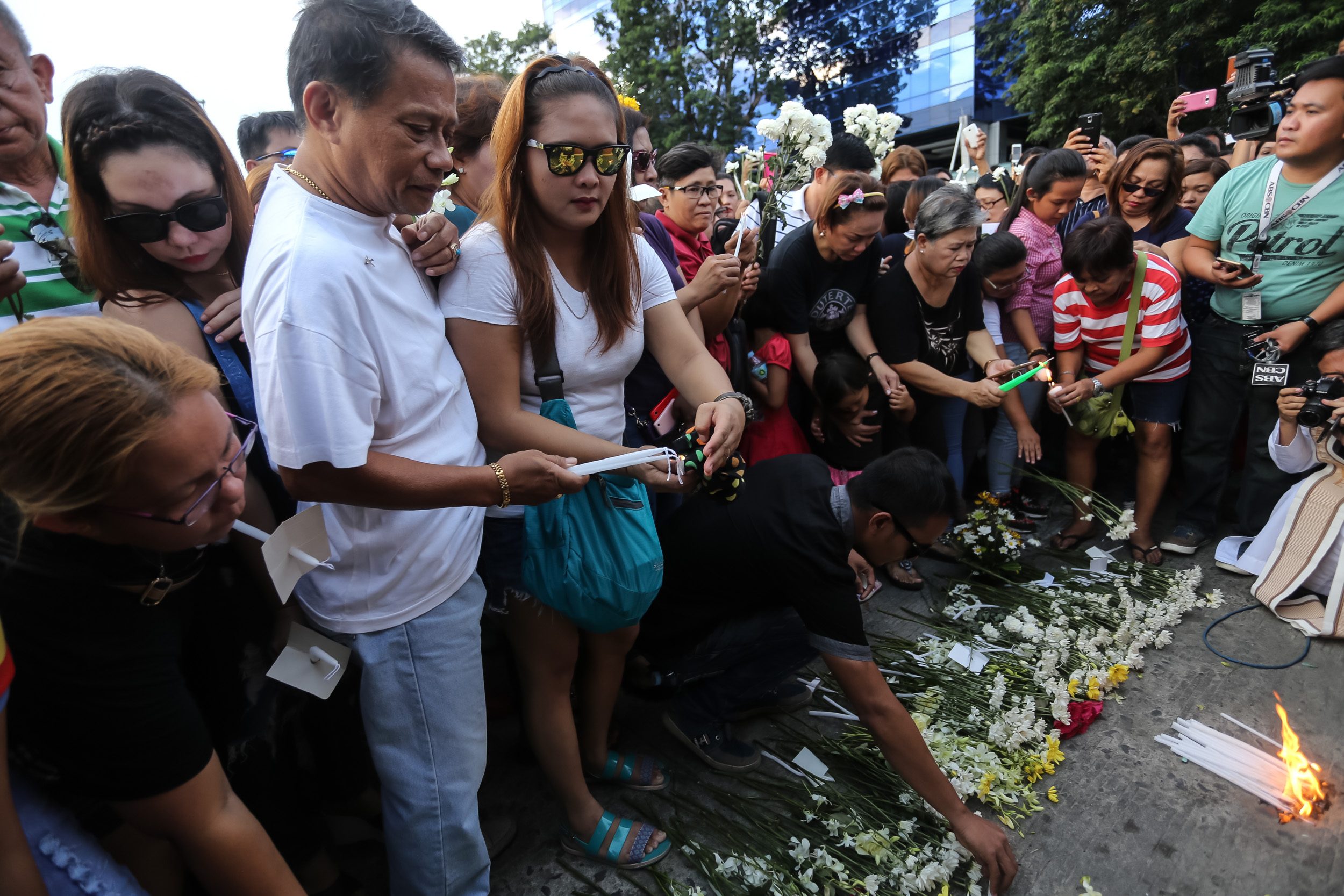 SOLIDARITY. People attending the vigil Mass for the victims of Friday's explosion, September 3, 2016. Photo by Manman Dejeto/Rappler 