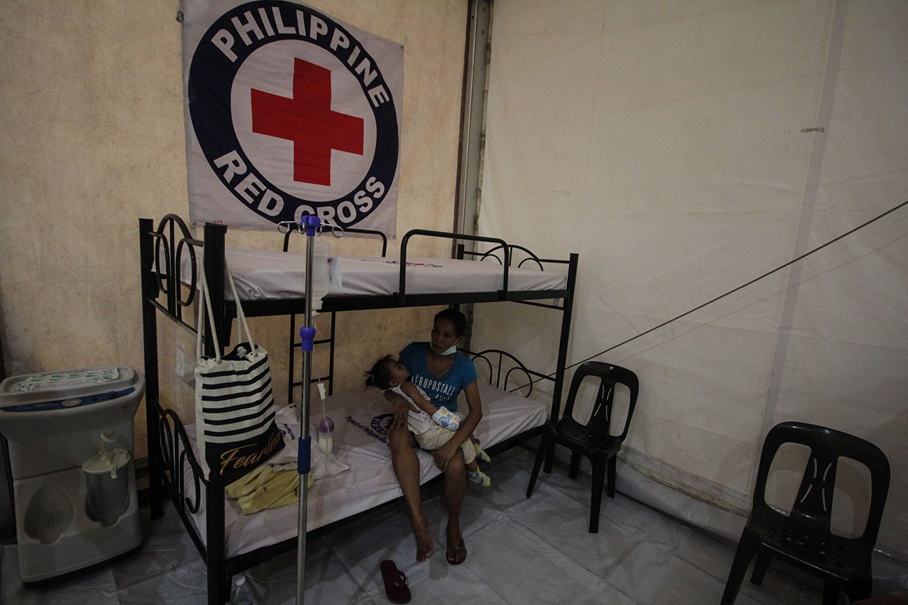 OUTBREAK RESPONSE. The Philippine Red Cross sets up tents at the San Lazaro Hospital, which has seen an influx of patients with measles. Photo by Lito Borras/Rappler   