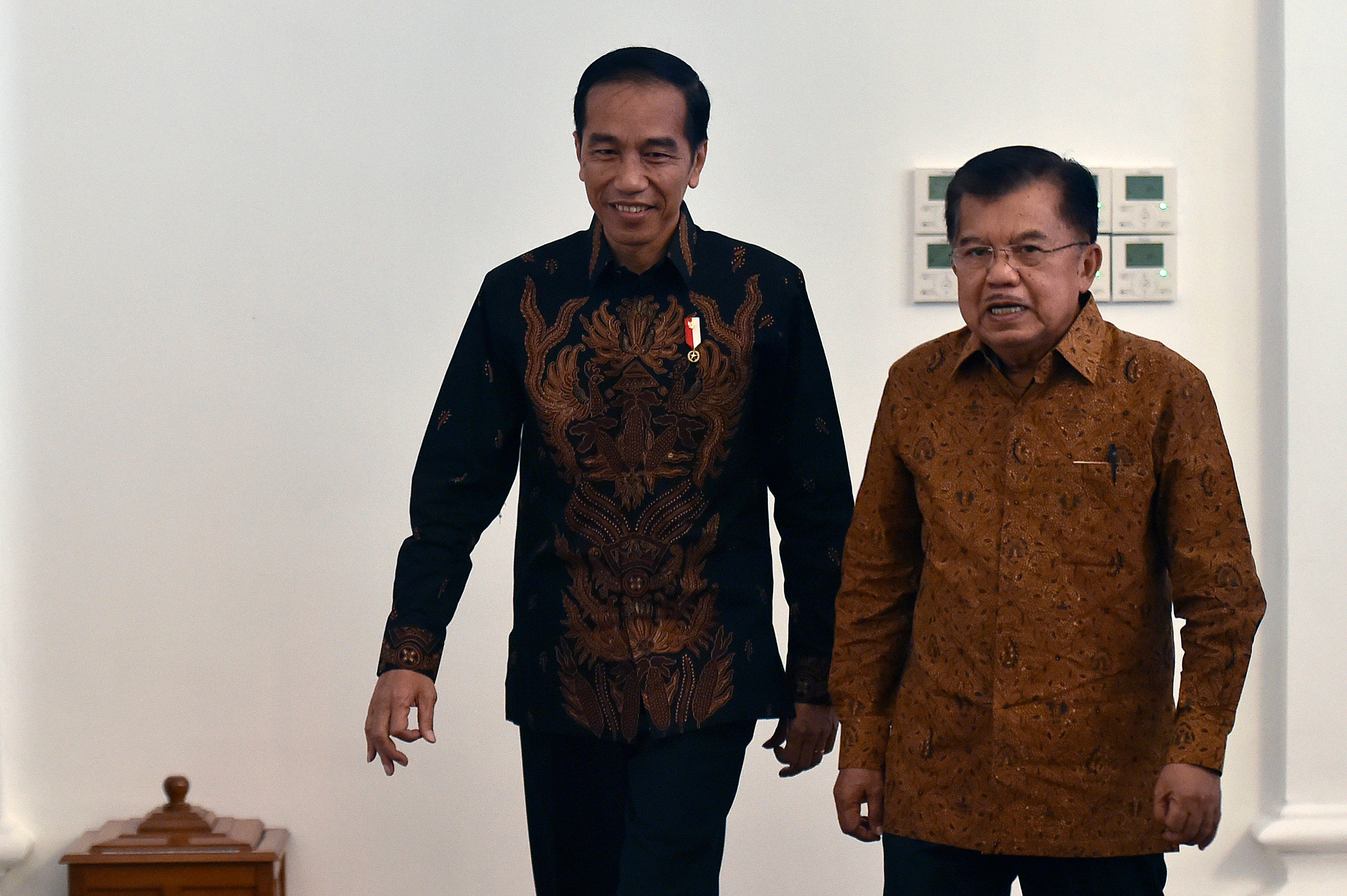 LAPORAN PEMERIKSAAN. Presiden Joko Widodo (kiri) didampingi Wakil Presiden Jusuf Kalla (kanan) meninggalkan Ruang Garuda seusai menghadiri Penyampaian Laporan Hasil Pemeriksaan atas Laporan Keuangan Pemerintah Pusat (LKPP) tahun 2016 di Istana Bogor, Bogor, Jawa Barat, Selasa, 23 Mei. Foto oleh Puspa Perwitasari/ANTARA 