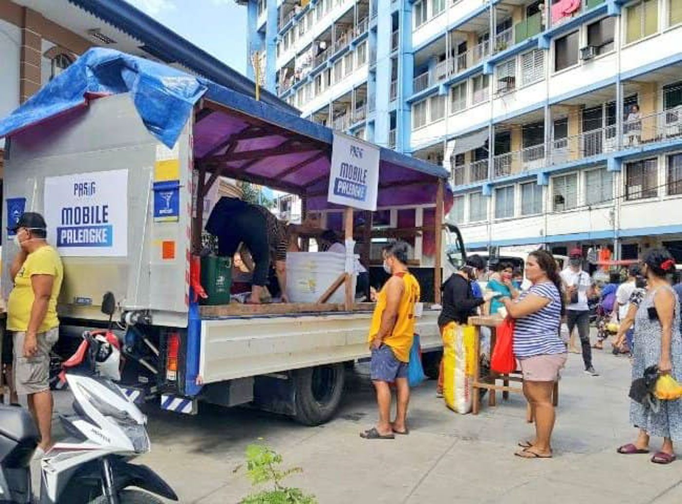 ROVING STORES. The Pasig City government launches a "Mobile Palengke" effort to cut the need for people to leave their homes during the coronavirus lockdown. Photo from Pasig Mayor Vico Sotto's Twitter page 