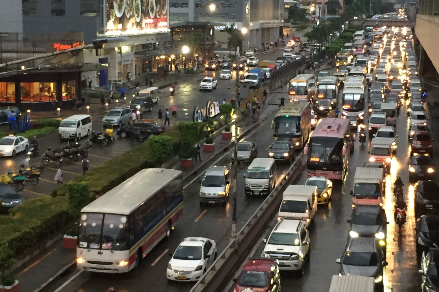Adjusted malls hours, halted road works to ease Metro Manila holiday traffic