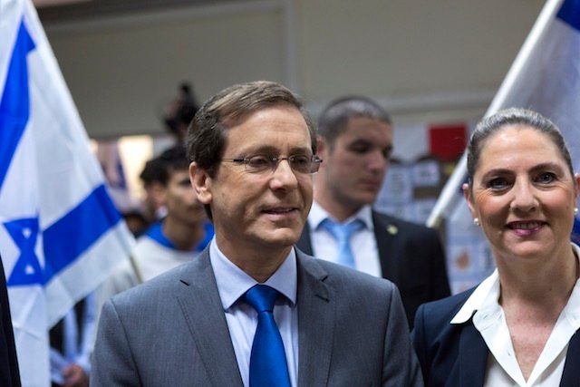 CHALLENGER. Isaac Herzog (C), leader of the Zionist Union party, with his wife Michal (R) makes a short statement to the media after they voted in a school polling station in the Israeli general elections in Tel Aviv, Israel, 17 March 2015. Jim Hollander/EPA 