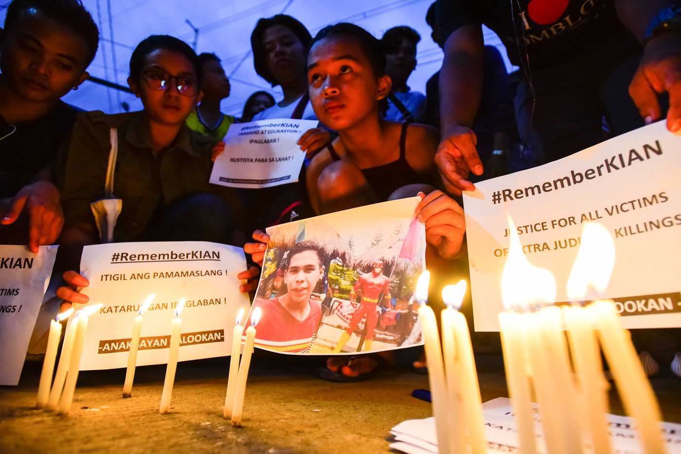 REMEMBERING KIAN. Youth groups hold a candle lighting ceremony at a Caloocan Community Police Station on November 29, 2018, to honor and remember Kian Lloyd delos Santos after a guilty verdict was handed down by the courts to his cop-killers. Photo by Maria Tan/Rappler    