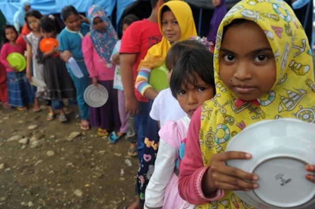 SHELTERS. Acehnese displaced people queue for their meal at a shelter after 6.5 Magnitude earthquake in Pidie Jaya, Aceh province on December 12, 2016. AFP PHOTO / CHAIDEER MAHYUDDIN 