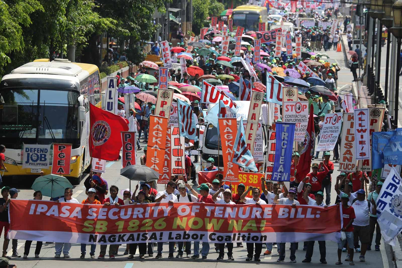 FIRST TO MARCH. Trade union workers belonging to the Nagkaisa Labor Coalition march along España Boulevard, Manila. Photo by Jire Carreon/Rappler  