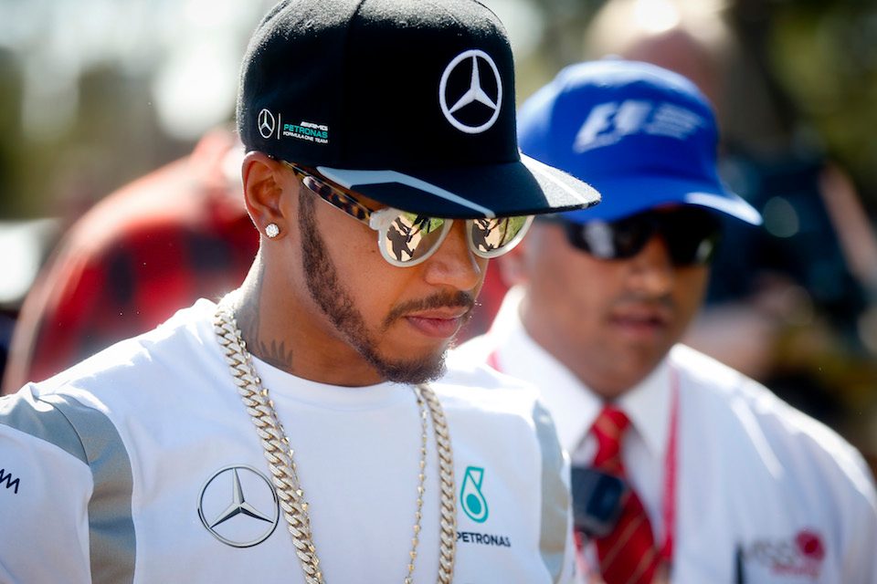 Lewis Hamilton saat tiba di Australia Formula One Grand Prix pada 17 Maret 2016. Foto oleh DiegoAzubel/EPA 