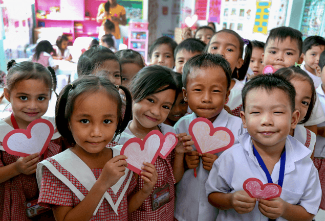 DAY OF HEARTS. Kindergartnen kids in Tacloban crafted Valentine's Day cards for Enrique Iglesias, who donated to super typhoon Yolanda relief efforts. Photo courtesy of Save the Children    
