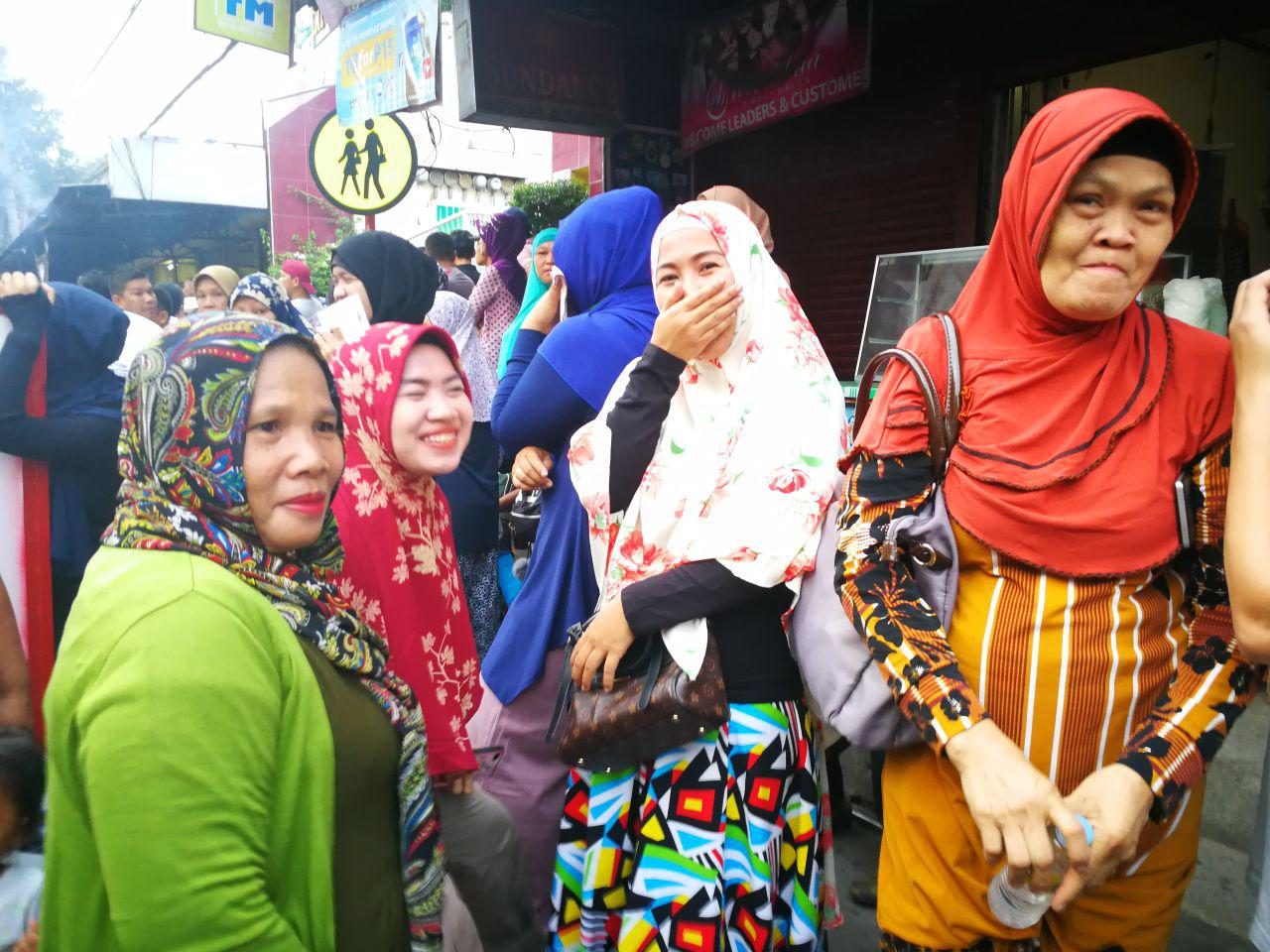 MORO VOTE. Muslim women wait in front of the Cotabato City Central Pilot School for their polling precinct to open. Photo by Bobby Lagsa 