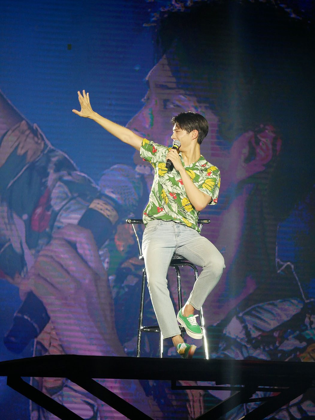 A wave of his hand sends Park Bo-gum's fans screaming "Saranghae! (I love you!)". Photo by Nikko Dizon/Rappler
 