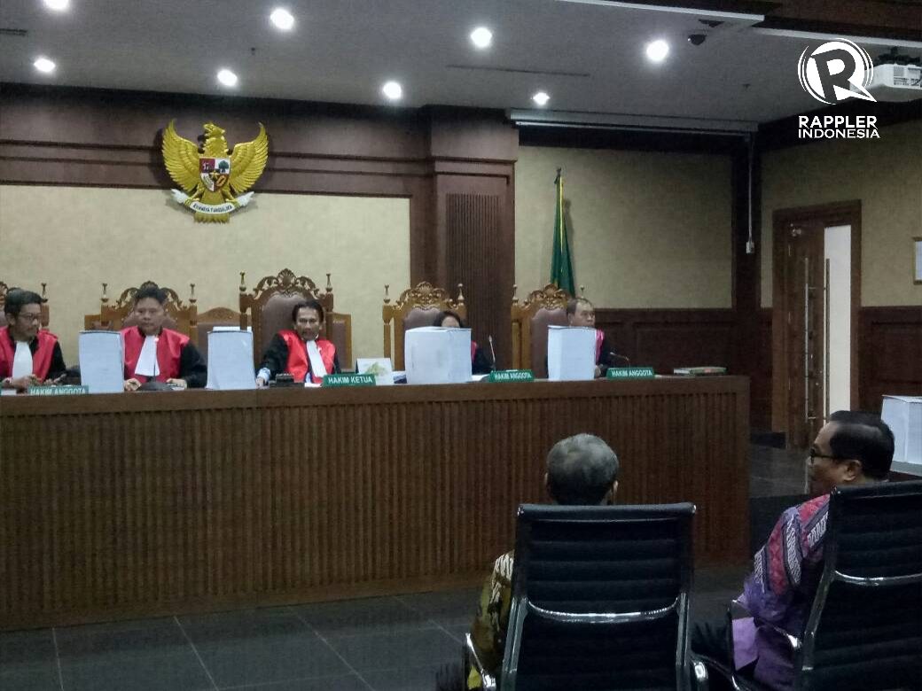 SIDANG TUNTUTAN. Majelis hakim pengadilan tipikor sedang mendengarkan jika terdakwa Irman dan Sugiharto memiliki keberatan soal tuntutan yang dibacakan oleh jaksa pada Kamis, 22 Juni. Foto oleh Kevin Handoko/Rappler 