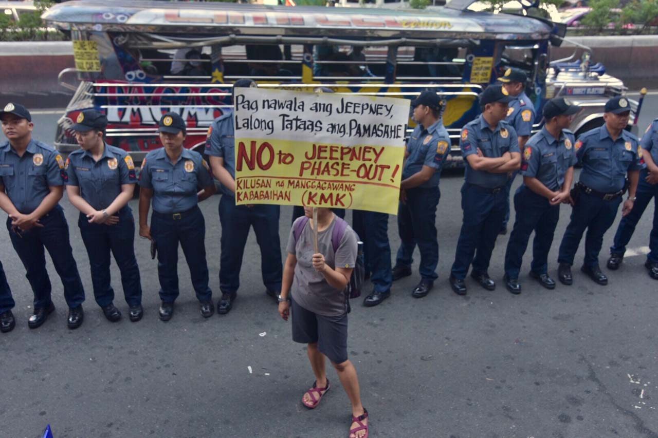 PEACEFUL. Police safeguard the strike protest along Aurora Blvd in Cubao. Photo by LeAnne Jazul/Rappler 