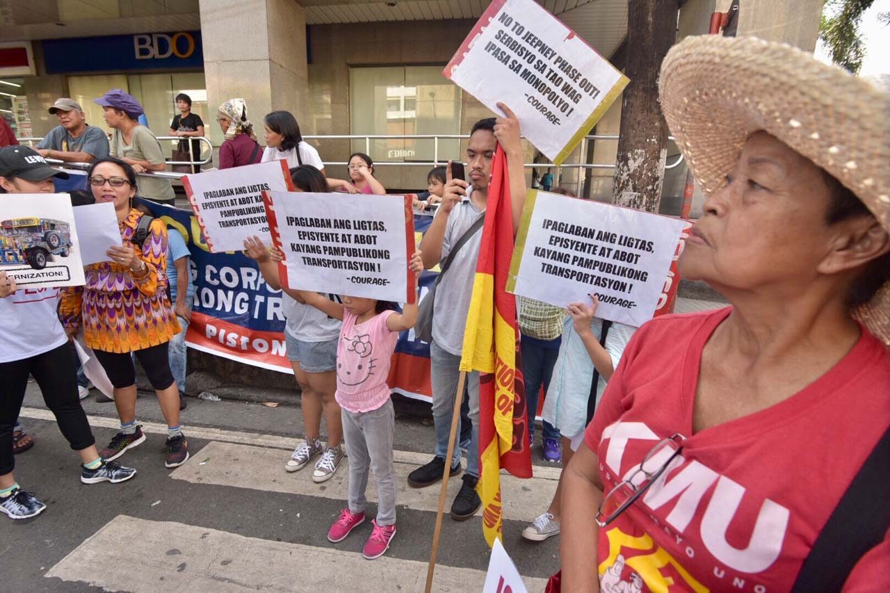 FAMILY. Protesters of all ages during the transport strike. Photo by LeAnne Jazul/Rappler   