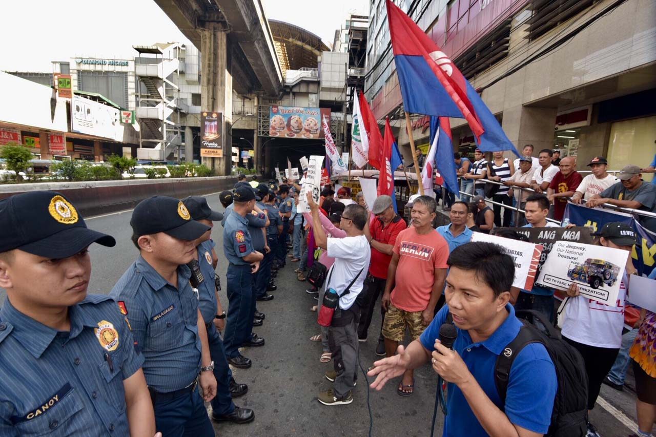 PROTEST. Transport group PISTON leads protest against the PUV modernization program in Cubao, Quezon City on October 16, 2017. Photo by LeAnne Jazul/Rappler 