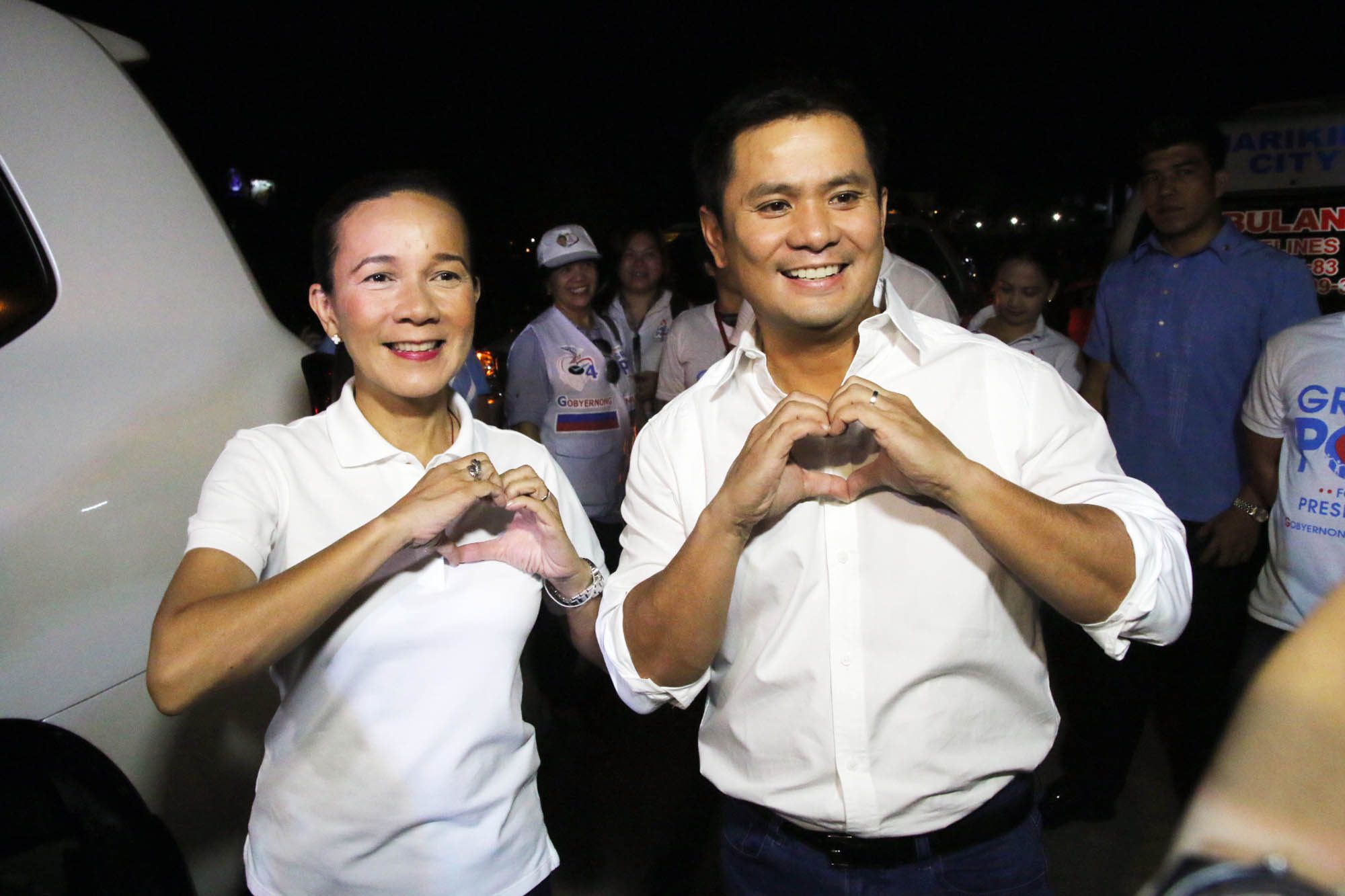 Ogie Alcasid and Grace Poe make a heart sign during a sortie in Marikina. Photo from Grace Poe Media Bureau 