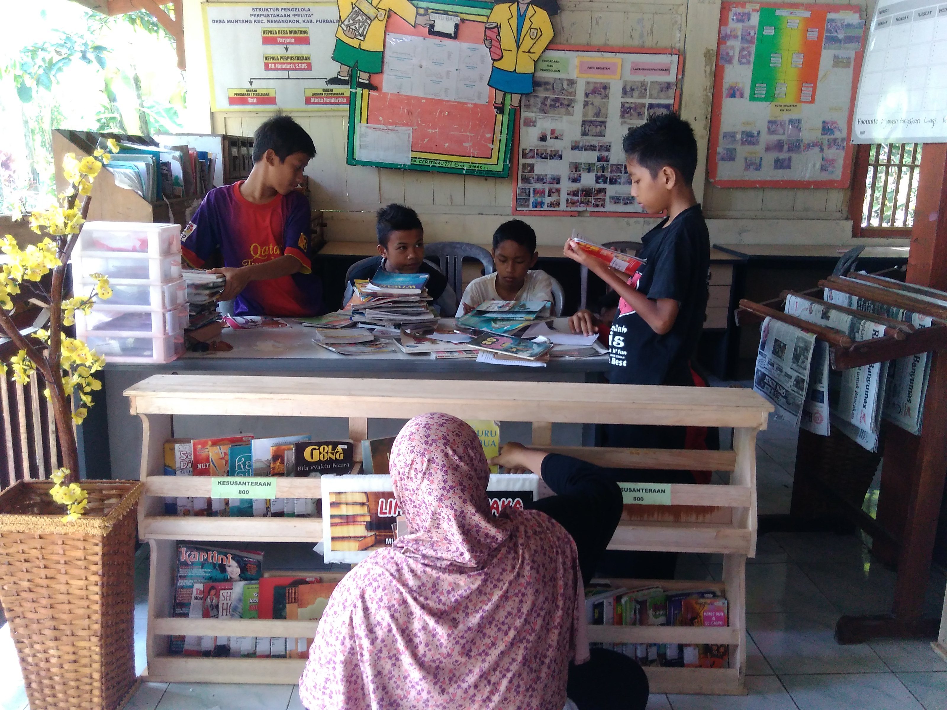 PERPUSTAKAAN DESA. Anak-anak sedang membaca buku di Perpustakaan Desa di rumah Hendarti. Foto oleh Foto oleh Irma Muflikah/Rappler 
 