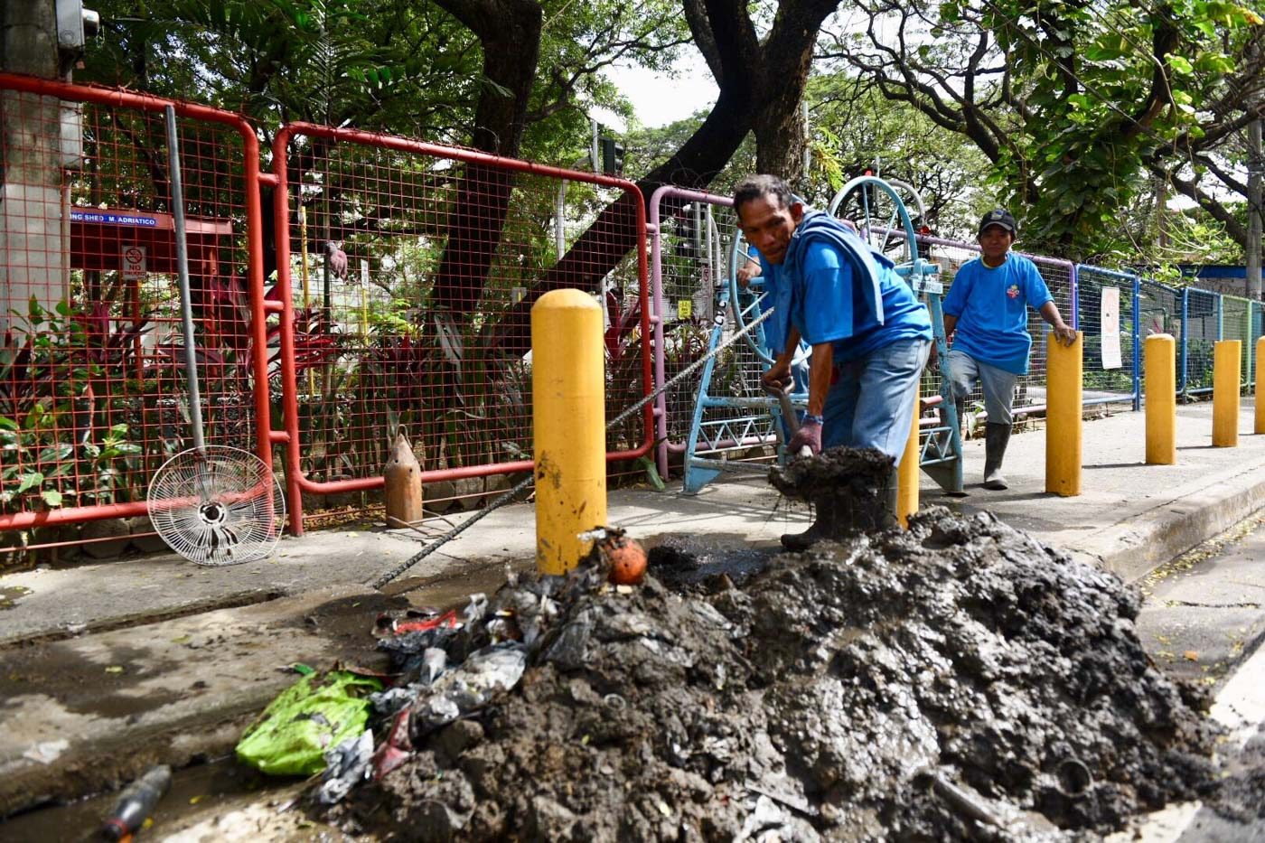 WATERWAYS. Volunteers clean up the Estero Fort San Antonio de Abad near the Manila Zoo. Photo by LeAnne Jazul/Rappler 