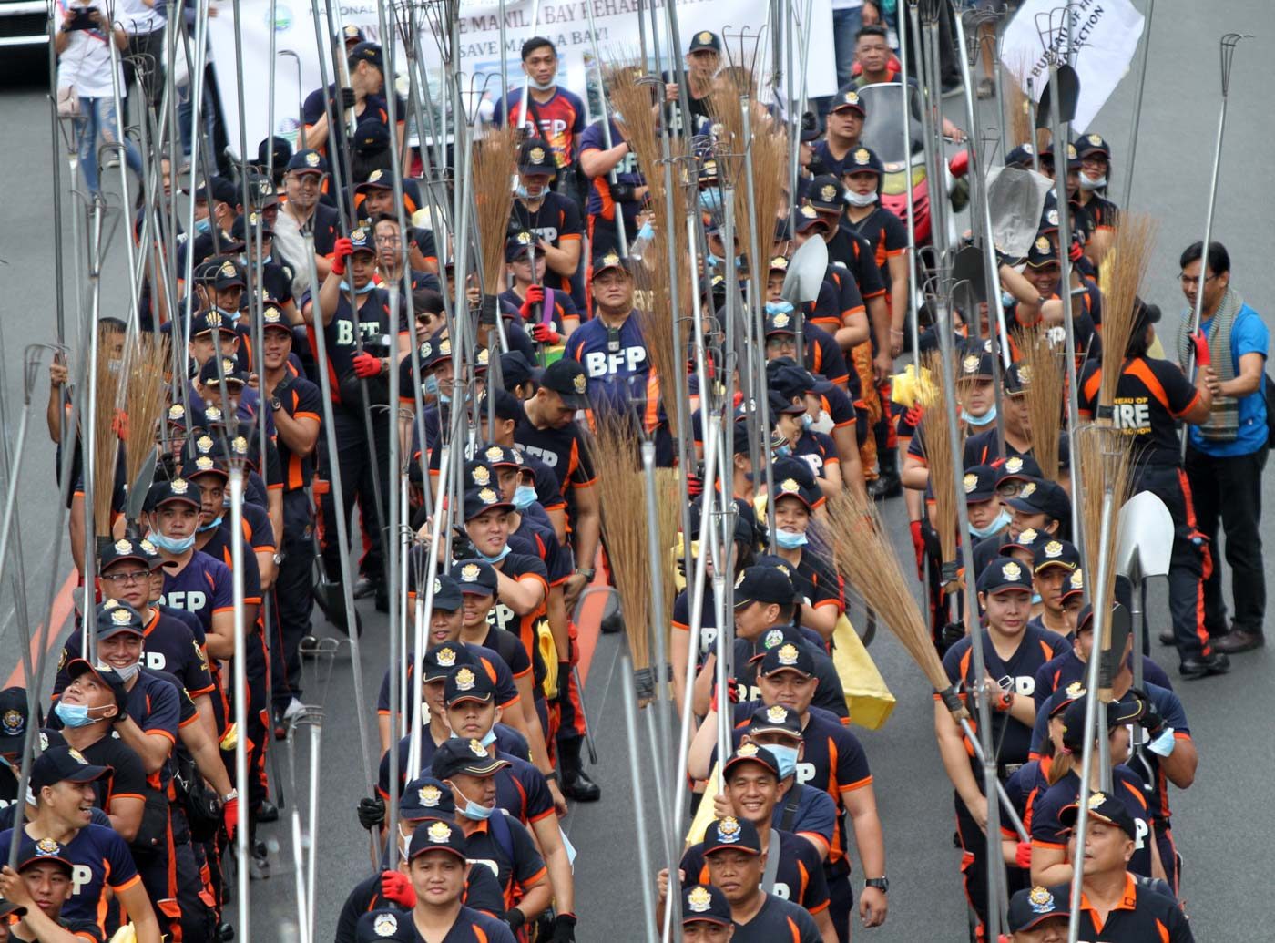 ARMED AND READY. The Bureau of Fire Protection gears up for the Manila Bay cleanup. Photo by Inoue Jaena/Rappler 