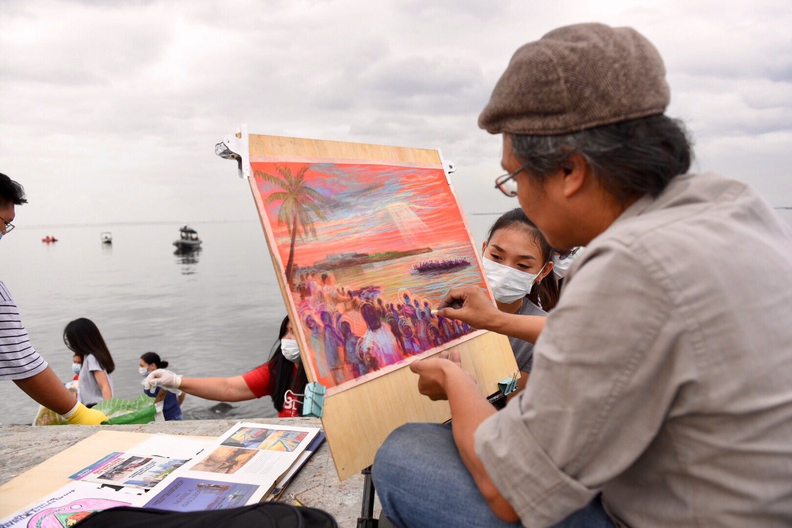 PICTURE PERFECT. An artist sketches his ideal view of the bay. Photo by LeAnne Jazul/Rappler 