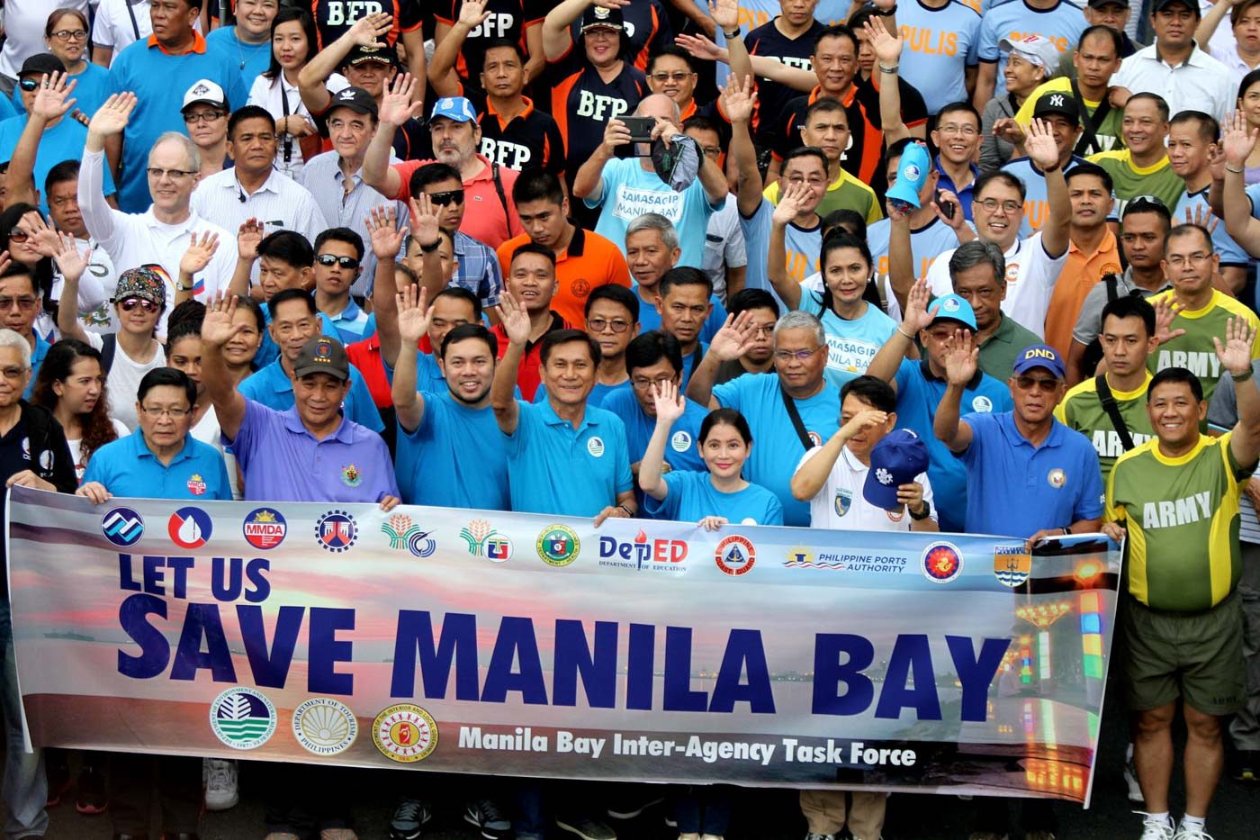FULL FORCE. Cabinet members lead the solidarity walk for Manila Bay. Photo by Inoue Jaena/Rappler 